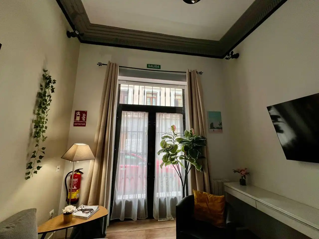 Ground floor for sale in Madrid  with Air Conditioner, Terrace and Furnished