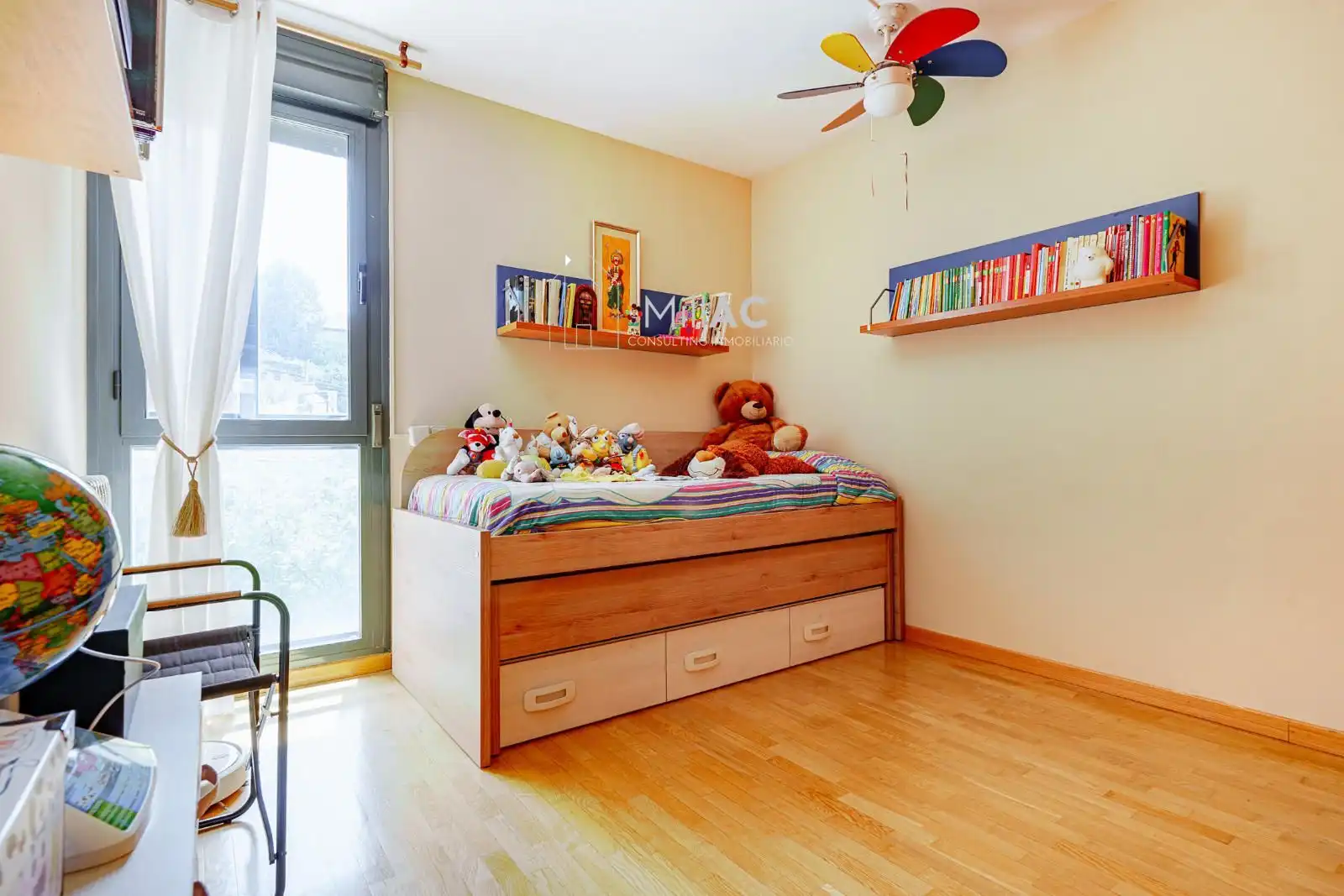 Habitación de Casa adosada en venta en Madrid con Aire acondicionado, Calefacción y Jardín privado