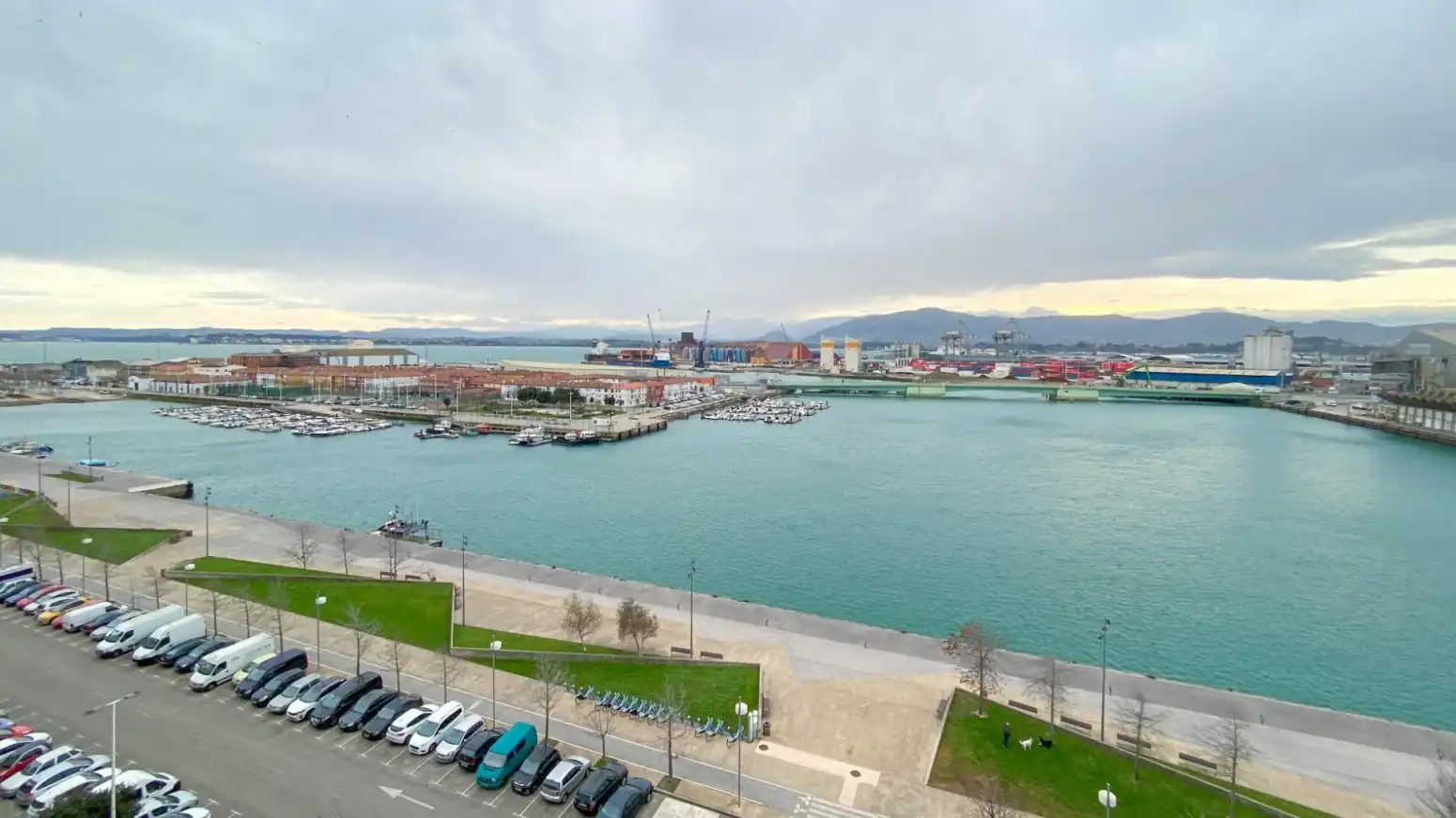 Parking de Piso de alquiler en Santander con Calefacción, Parquet y Amueblado
