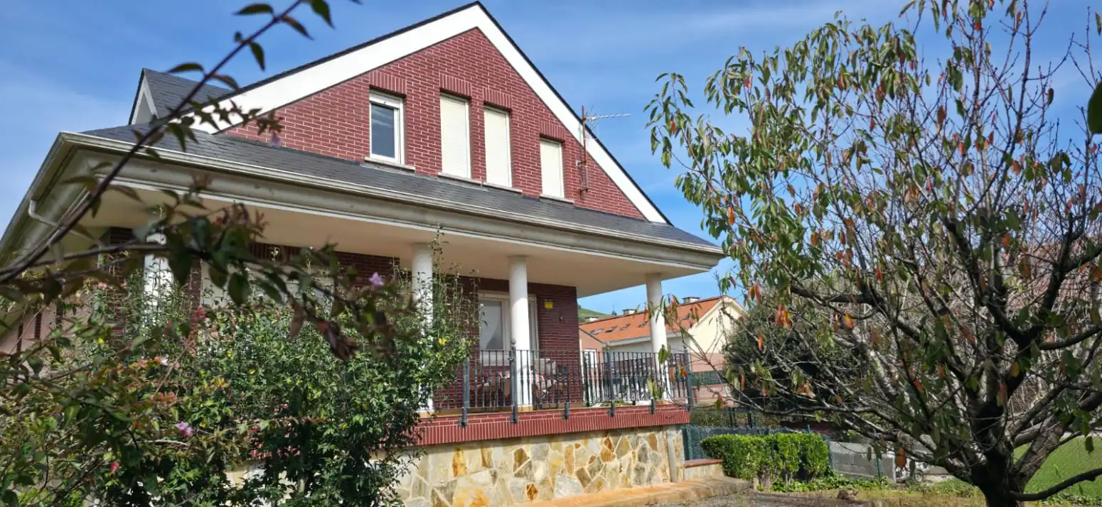 Vista exterior de Casa o xalet en venda en Piélagos amb Jardí privat i Parquet