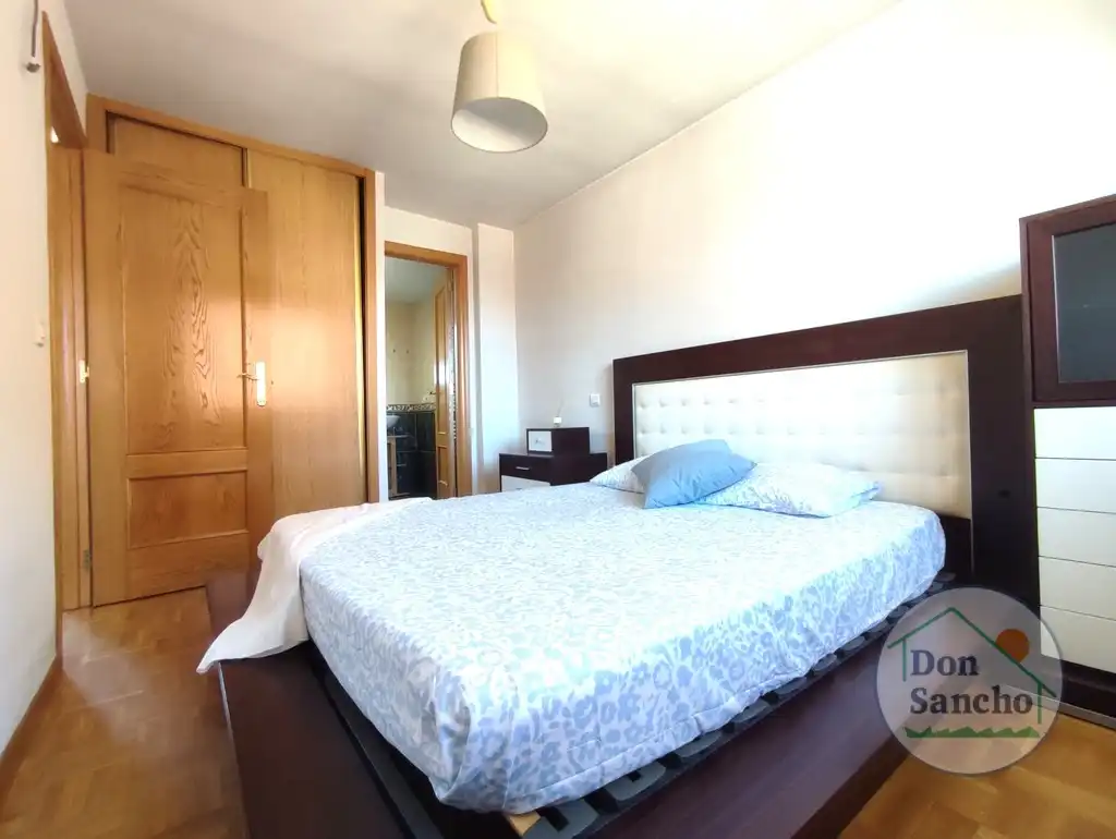 Habitación de Casa adosada en venta en Viana de Cega con Calefacción, Jardín privado y Terraza