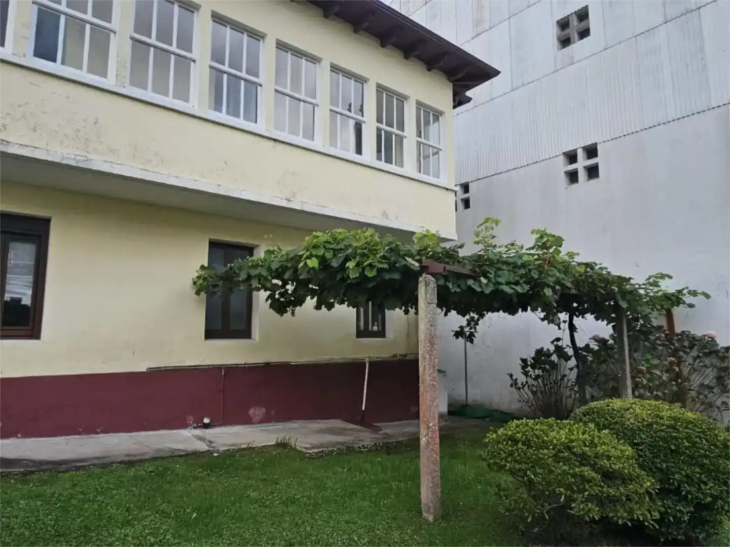 Vista exterior de Casa o xalet en venda en Viveiro amb Jardí privat, Parquet i Moblat