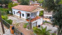 Vista exterior de Casa o xalet en venda en Corbera de Llobregat amb Aire condicionat, Jardí privat i Terrassa