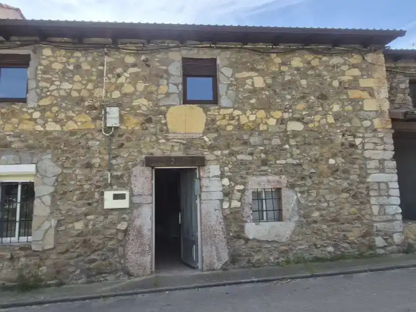 Vista exterior de Finca rústica en venda en La Robla  amb Parquet