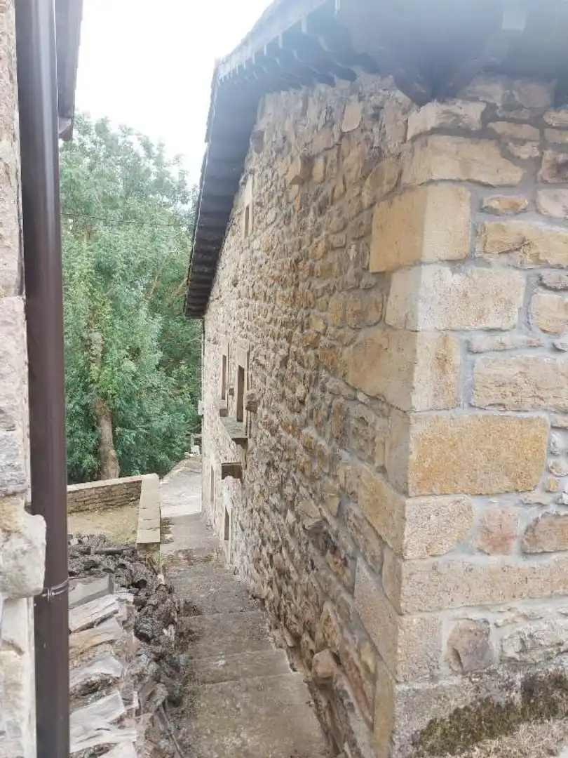 Vista exterior de Casa adosada en venda en Polaciones amb Calefacció, Jardí privat i Traster