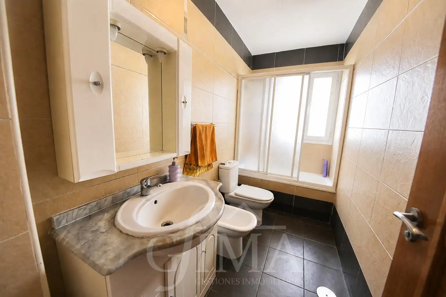 Baño de Piso en venta en Tomelloso con Calefacción y Amueblado