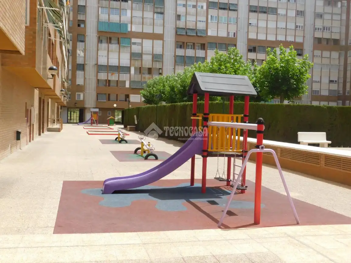 Vista exterior de Estudi en venda en Zaragoza