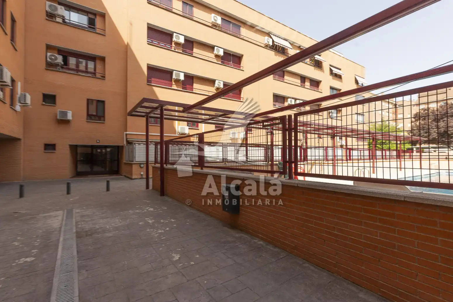 Vista exterior de Pis en venda en Alcalá de Henares amb Calefacció, Traster i Piscina