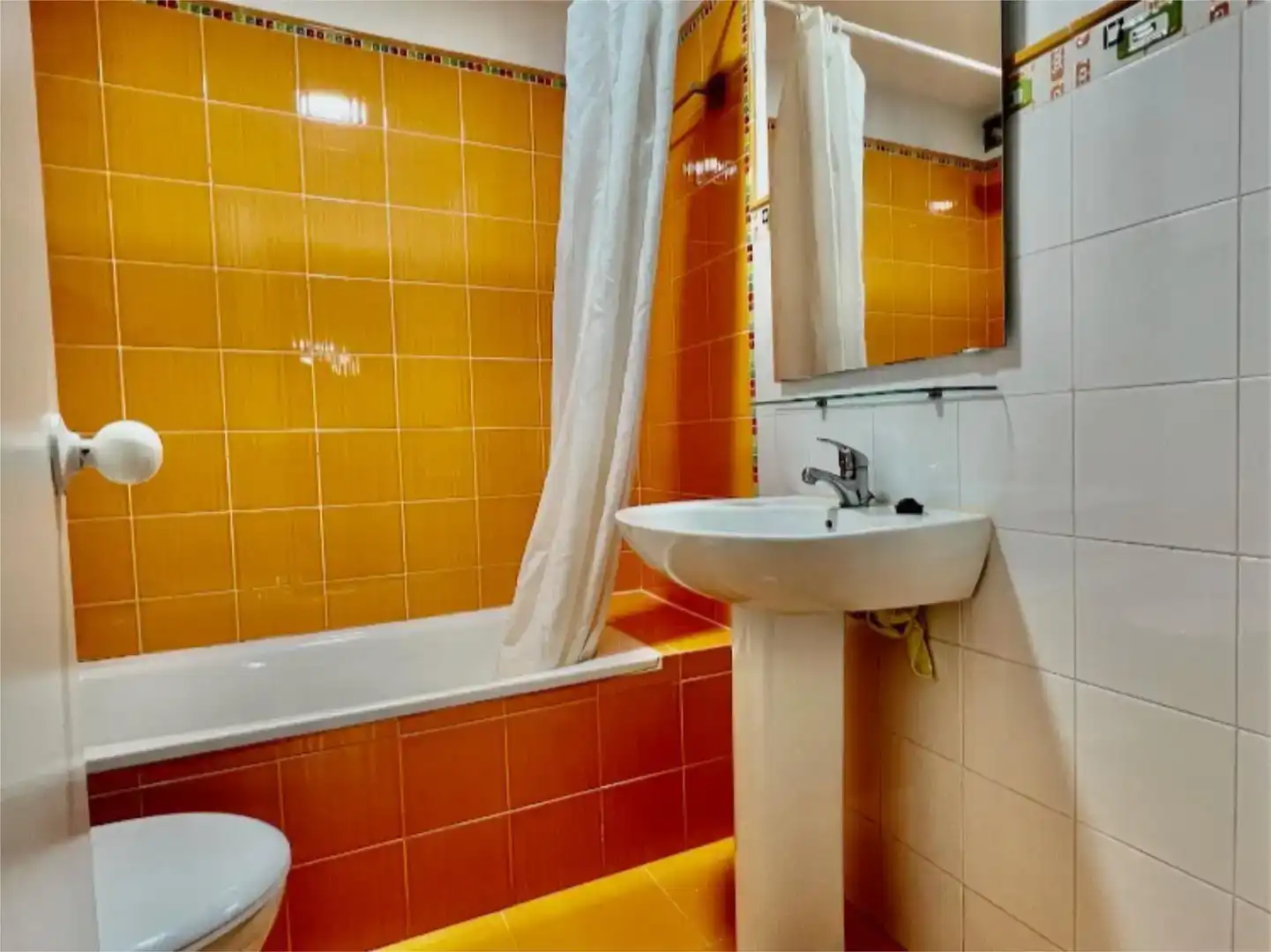 Badezimmer von Wohnung zur Miete in Sevilla mit Klimaanlage