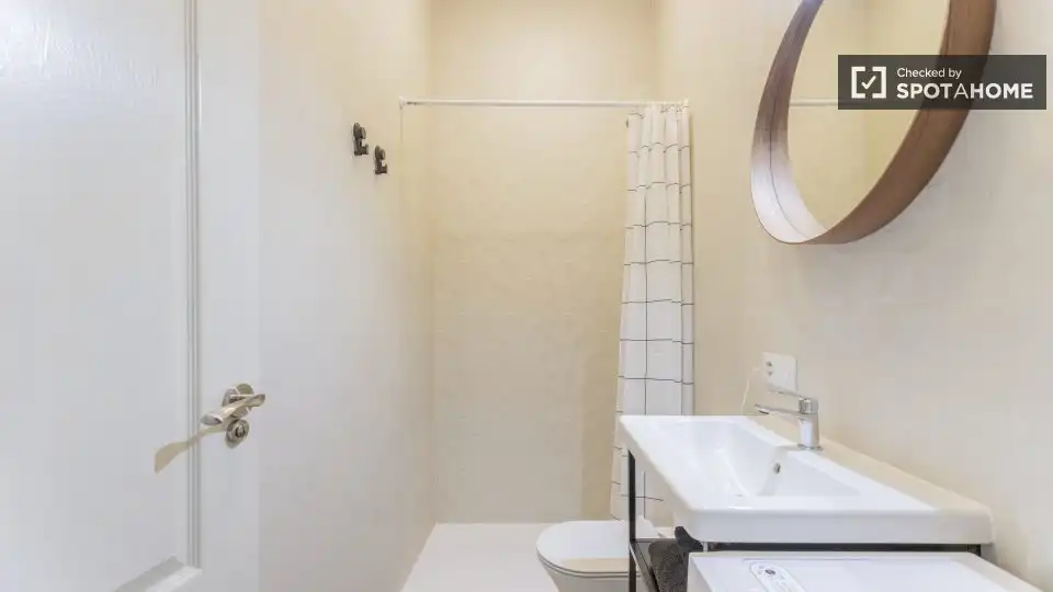 Bathroom of Flat for rent in Valencia  with Air Conditioner, Heating and Furnished