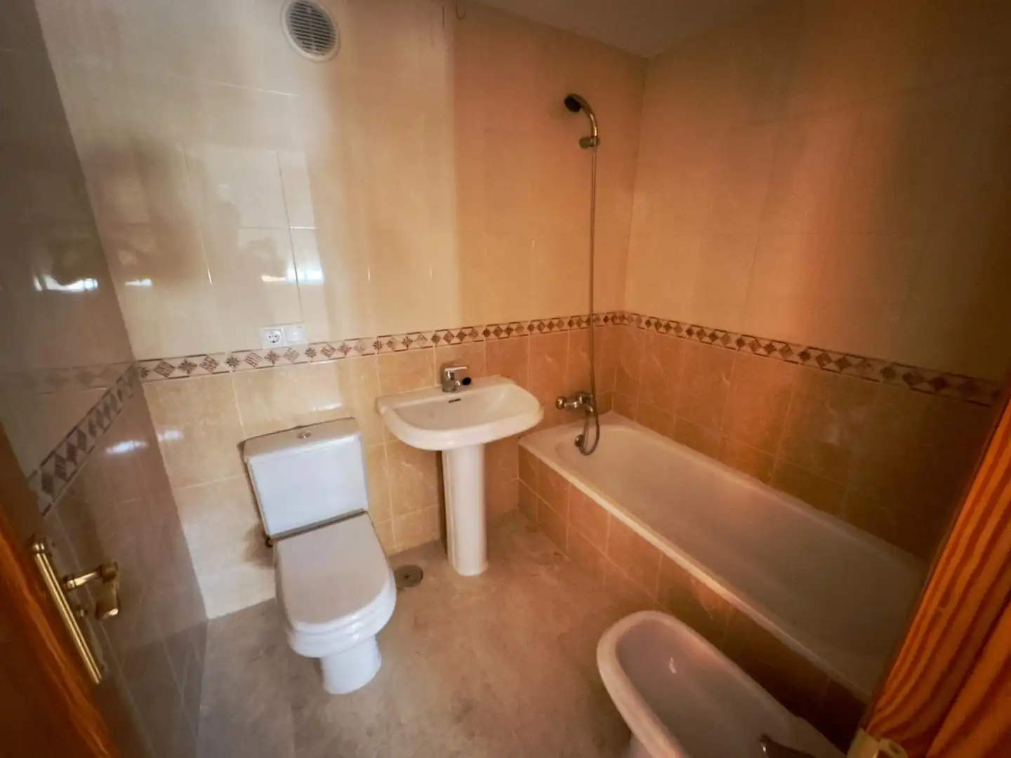Bany de Apartament en venda en Benidorm amb Jardí privat, Terrassa i Piscina comunitària