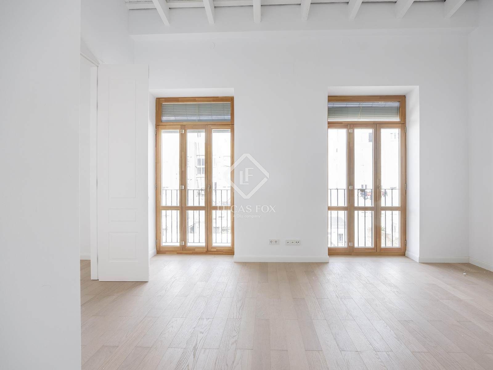 Flat for sale in  Valencia Capital  with Air Conditioner and Balcony
