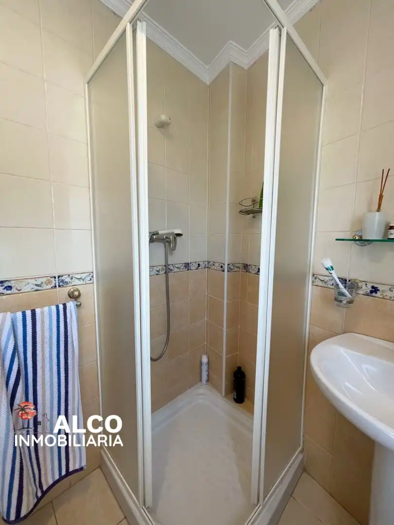Bany de Casa o xalet en venda en Torrox amb Aire condicionat, Terrassa i Piscina