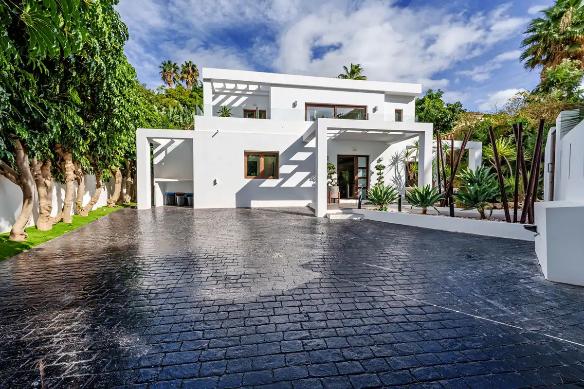 Vista exterior de Casa o chalet en venta en Marbella con Terraza y Piscina