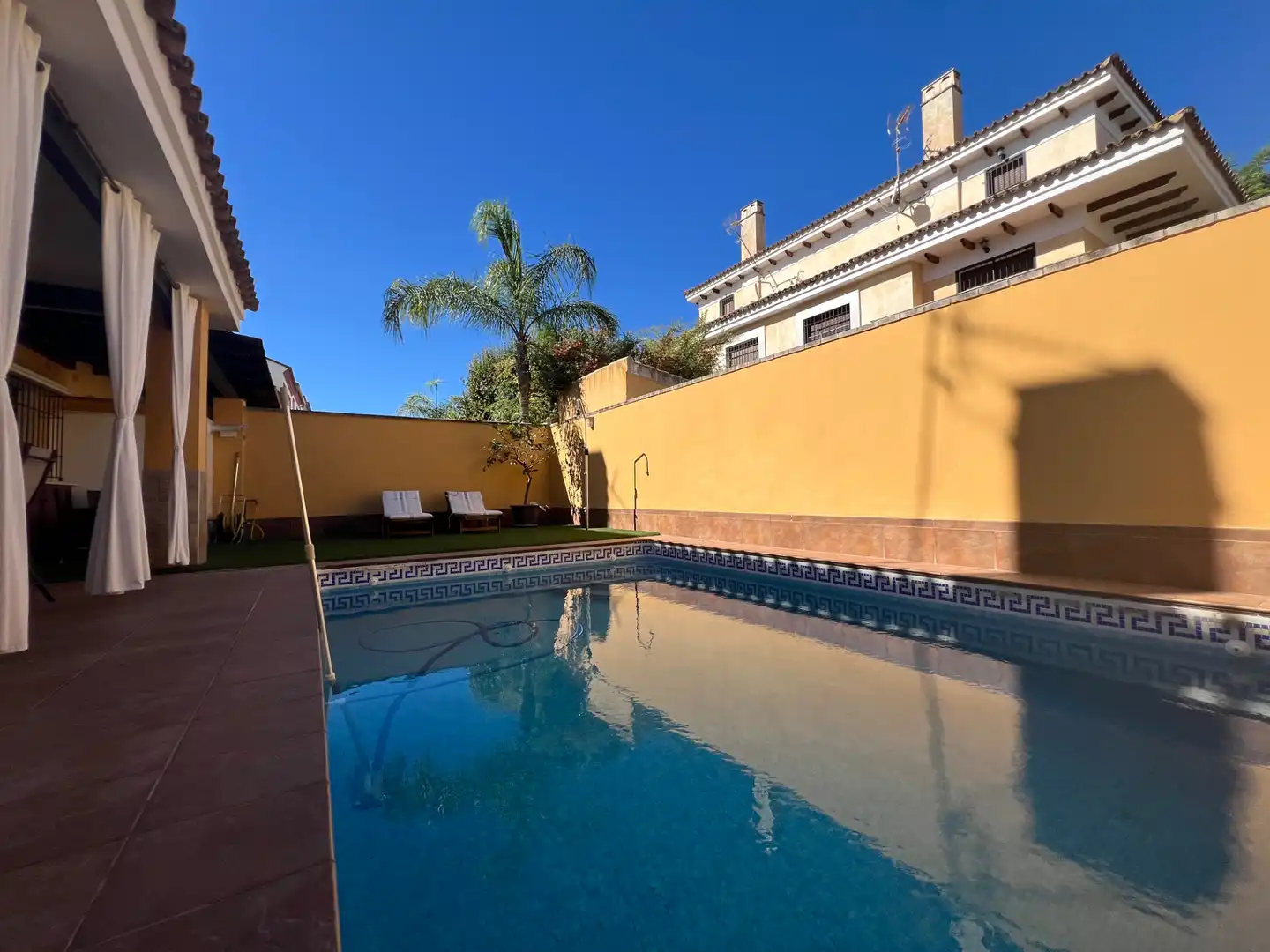 Piscina de Casa adosada en venda en Espartinas amb Aire condicionat, Calefacció i Jardí privat