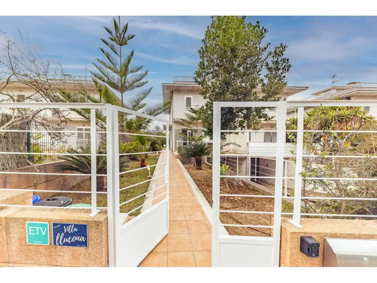 Vista exterior de Casa adosada en venda en Sa Pobla amb Aire condicionat, Calefacció i Jardí privat