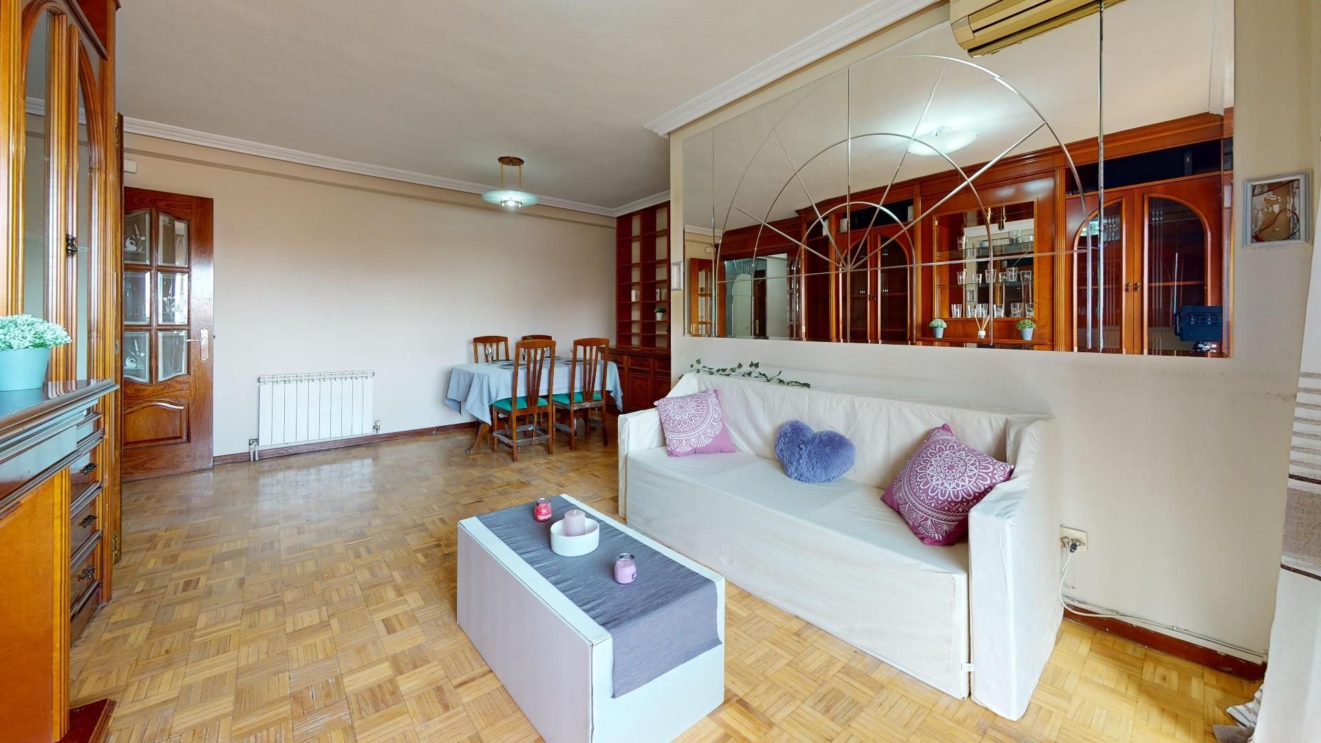 Flat for sale in Calle Villalobos, Palomeras Sureste