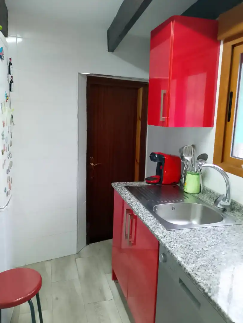 Cuina de Casa o xalet en venda en Oviedo  amb Jardí privat i Moblat