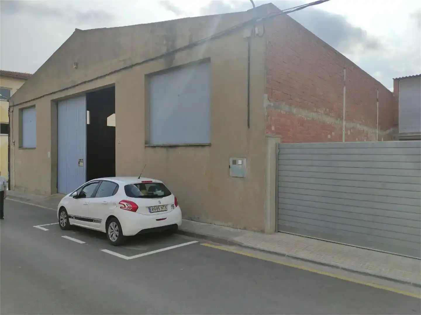 Parkplatz von Fabrikhallen zur Miete in Torroella de Montgrí