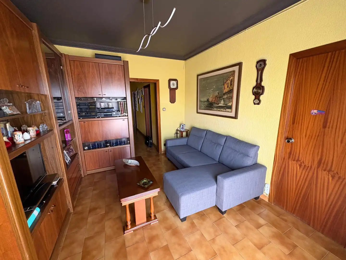Sala d'estar de Pis en venda en L'Hospitalet de Llobregat amb Aire condicionat, Calefacció i Moblat