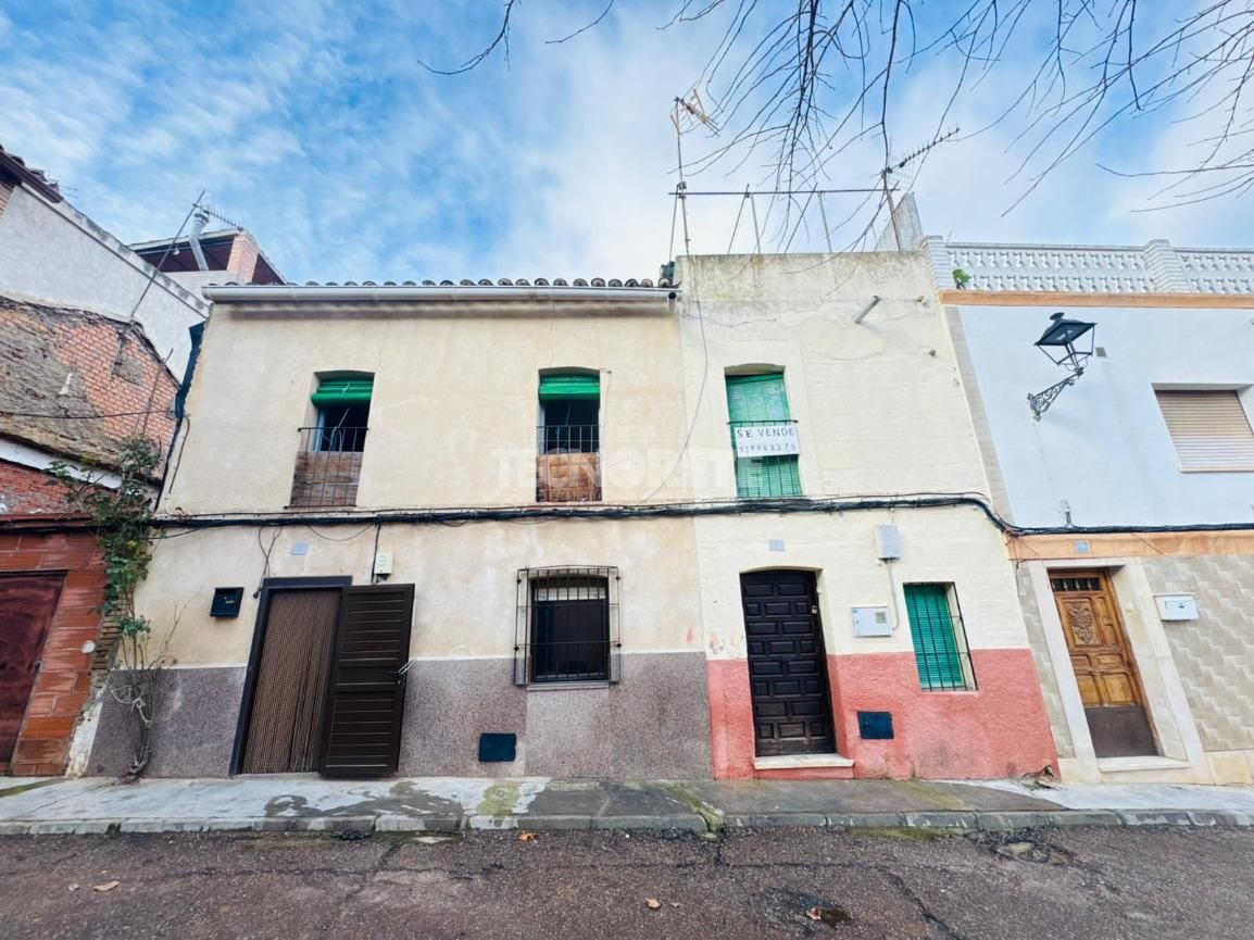 Vista exterior de Casa o xalet en venda en Los Navalmorales amb Calefacció, Terrassa i Balcó