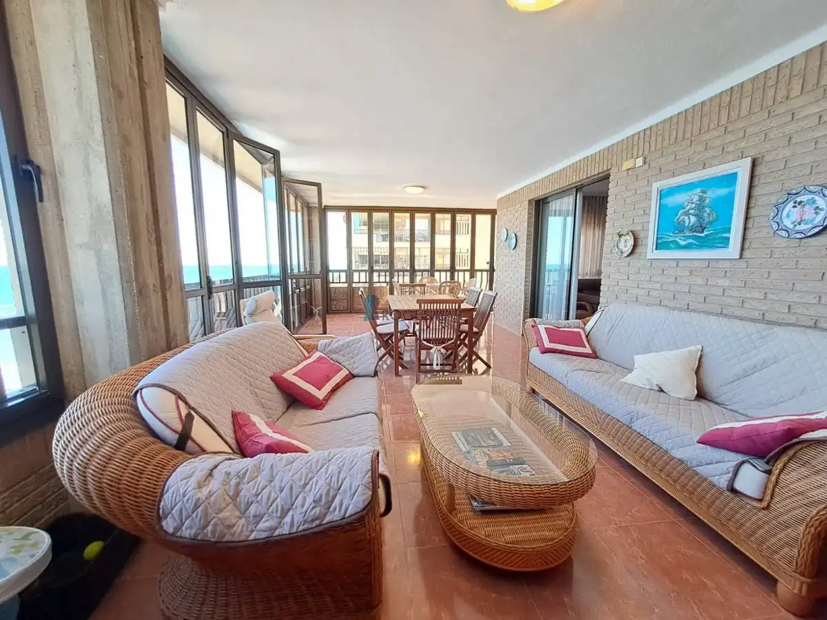 Sala d'estar de Apartament en venda en Benicasim / Benicàssim amb Terrassa, Traster i Piscina comunitària