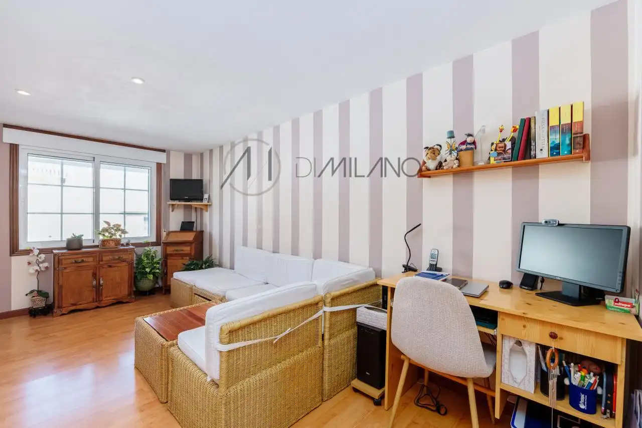 Sala de estar de Casa adosada en venta en Vigo  con Calefacción, Jardín privado y Parquet