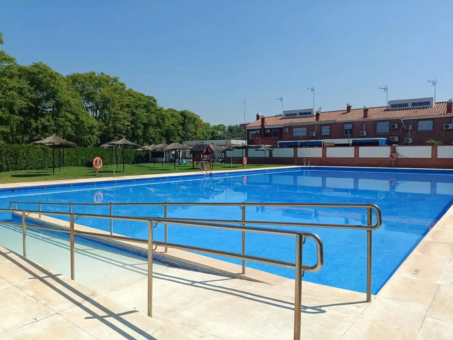 Piscina de Casa adosada en venda en Sevilla amb Aire condicionat, Terrassa i Piscina comunitària