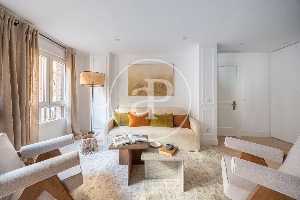 Living room of Flat for sale in  Madrid Capital  with Air Conditioner, Heating and Furnished