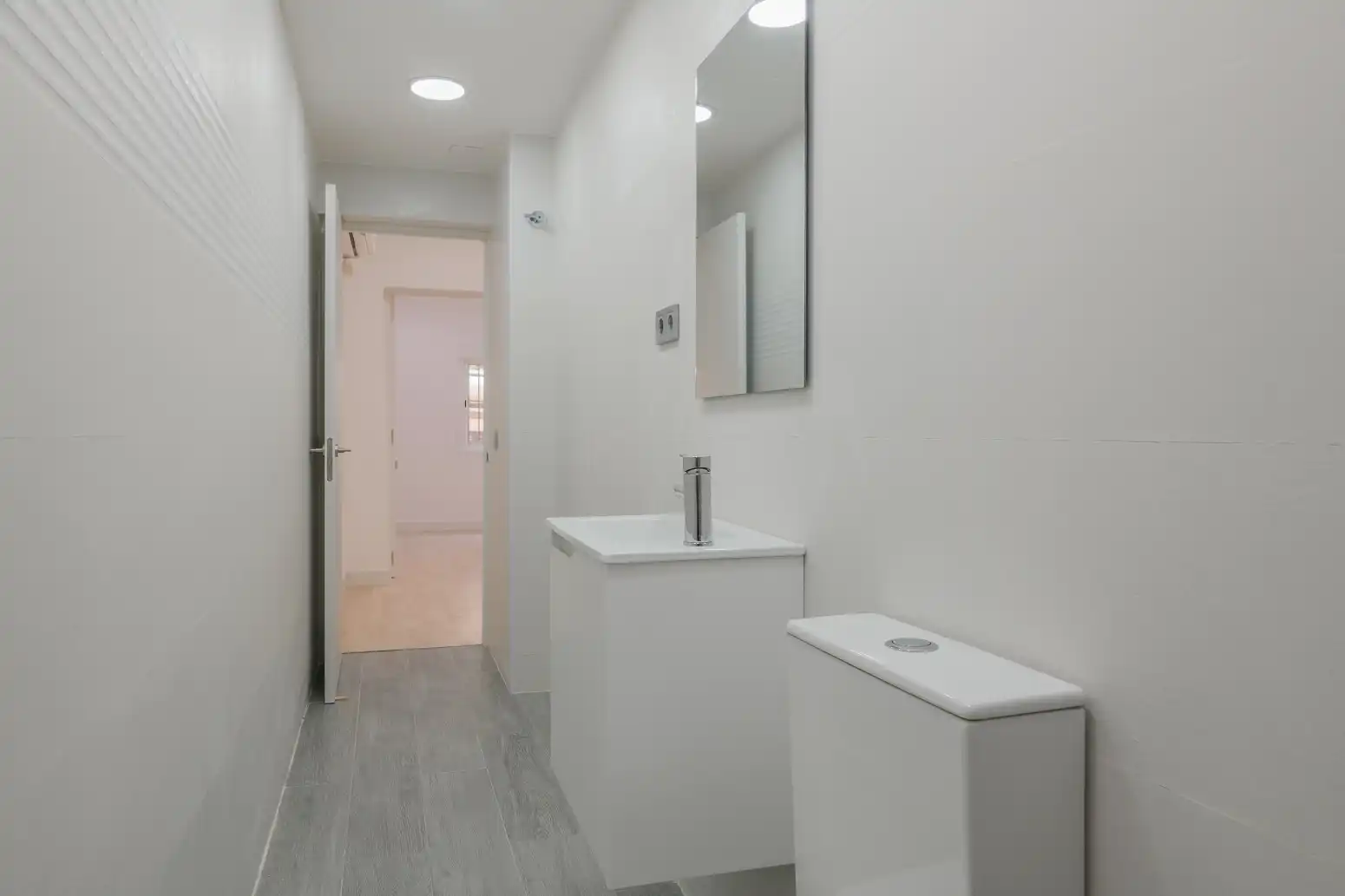 Bany de Pis en venda en Sant Boi de Llobregat amb Parquet