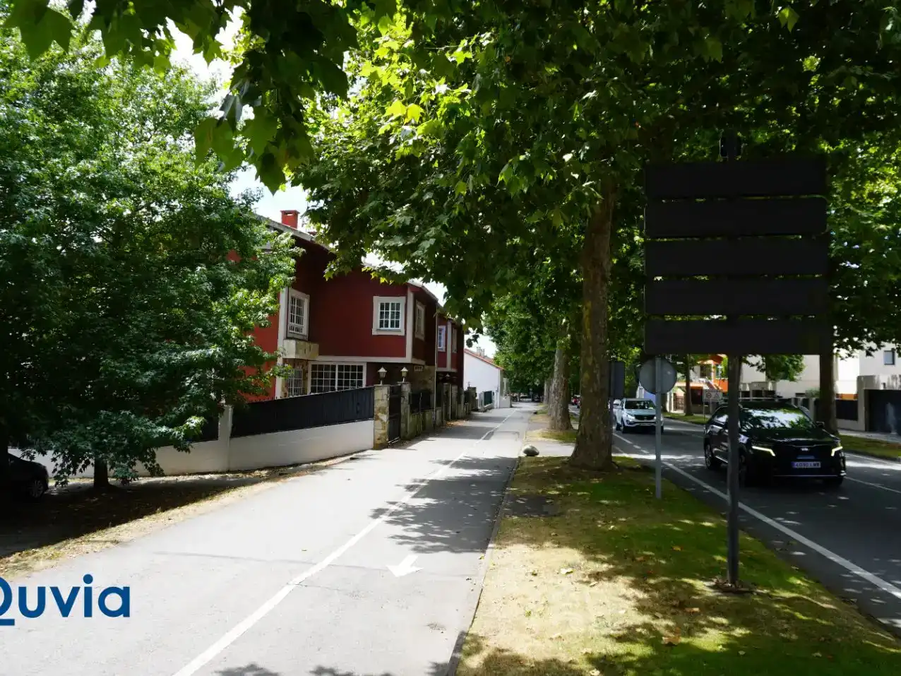 Vista exterior de Pis per a compartir en Oleiros amb Jardí privat, Parquet i Traster
