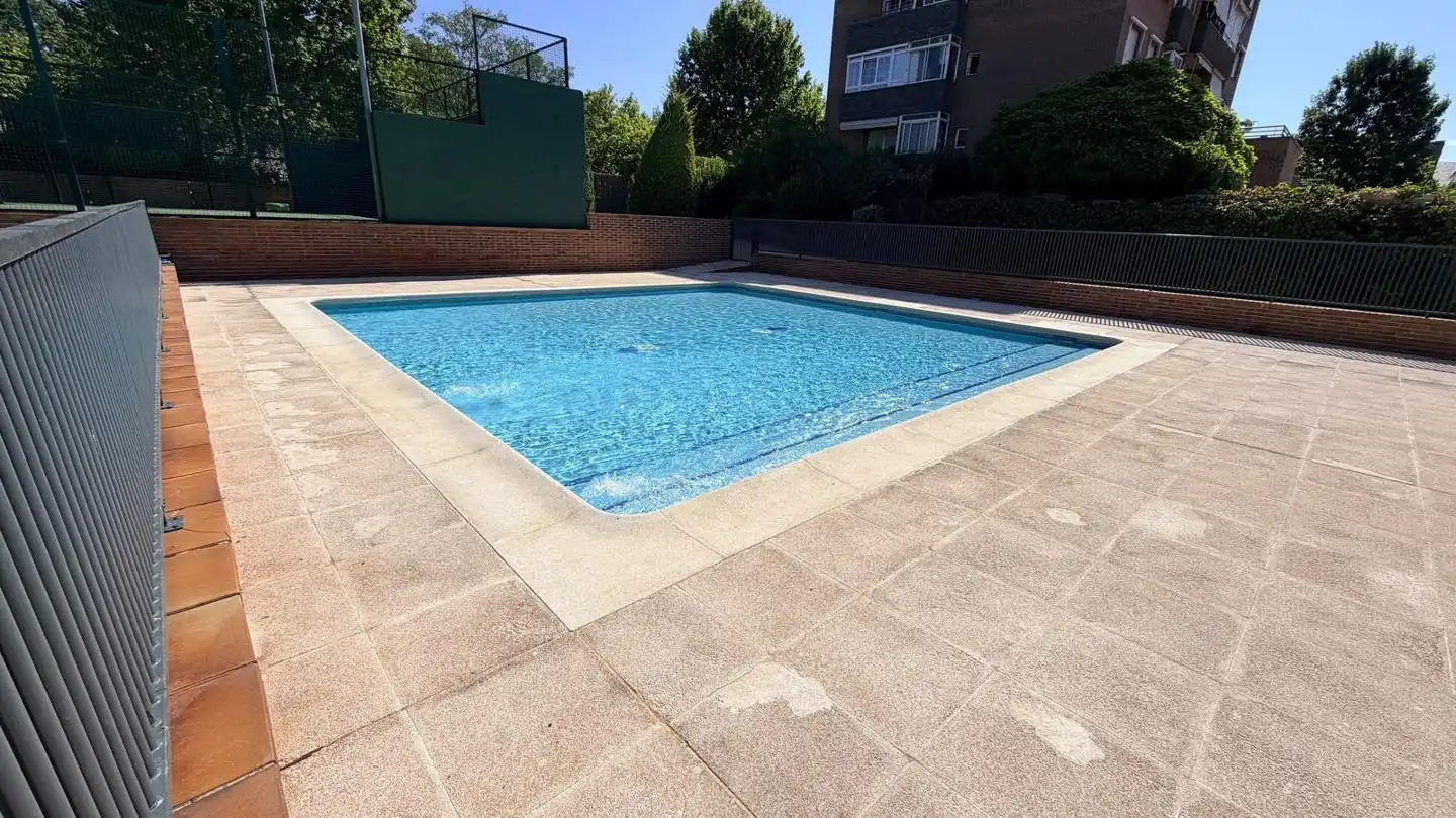 Piscina de Pis en venda en San Sebastián de los Reyes amb Aire condicionat, Calefacció i Parquet