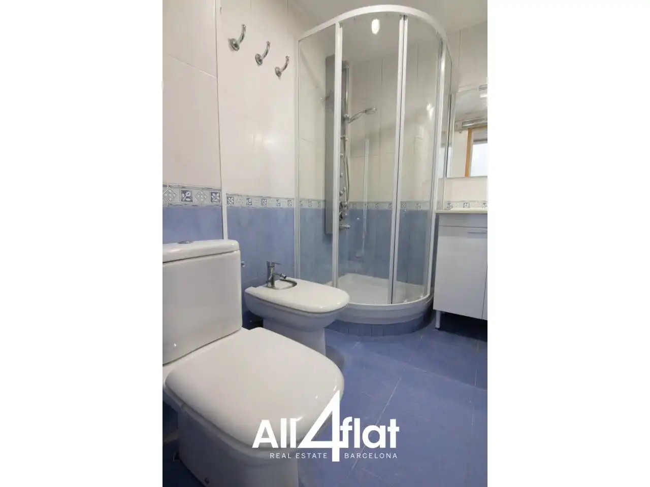 Baño de Piso de alquiler en Barcelona con Calefacción, Amueblado y Balcón