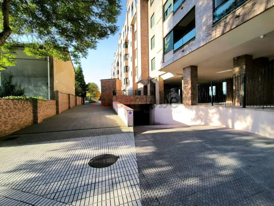 Vista exterior de Garatge en venda en Oviedo 