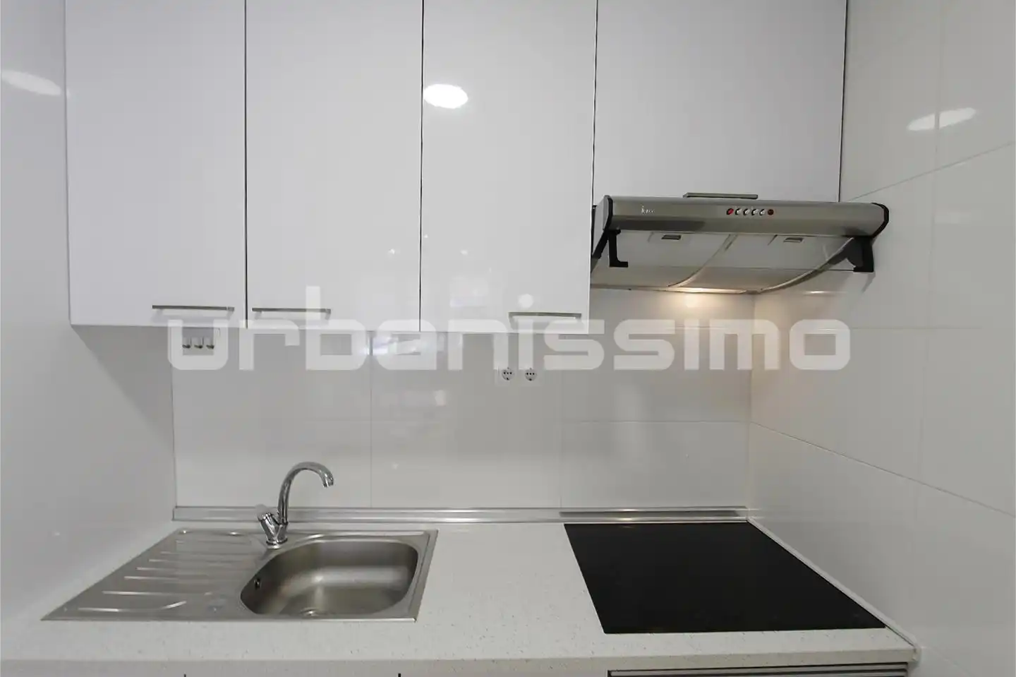 Cuina de Apartament de lloguer en Madrid amb Aire condicionat, Calefacció i Moblat