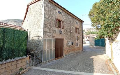 Vista exterior de Casa o xalet en venda en Valle de Sedano amb Calefacció