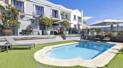 Elegante casa adosada de cinco dormitorios con piscina privada, interiores renovados, amplias terrazas y un entorno tranquilo cerc
