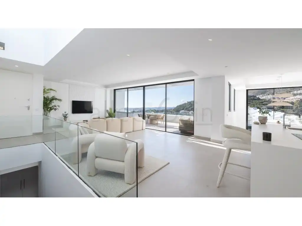 Sala d'estar de Casa o xalet en venda en Benalmádena amb Aire condicionat, Piscina i Moblat