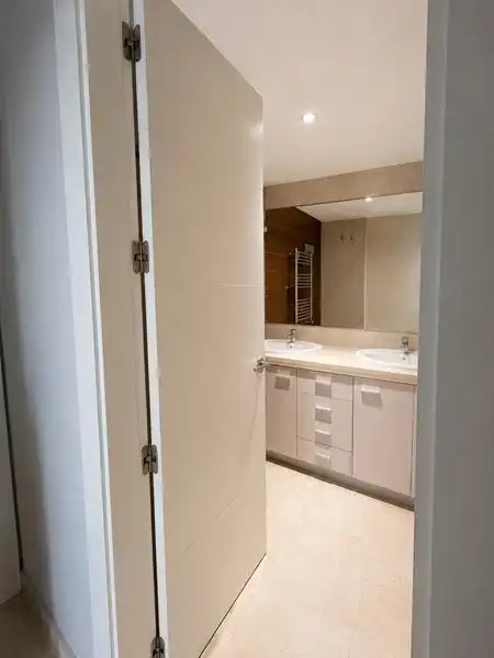 Badezimmer von Wohnung zum Verkauf in Manilva mit Klimaanlage, Heizung und Privatgarten