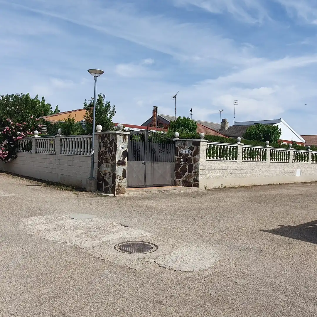 Vista exterior de Casa o chalet en venta en Cubillas de Santa Marta con Calefacción, Jardín privado y Parquet