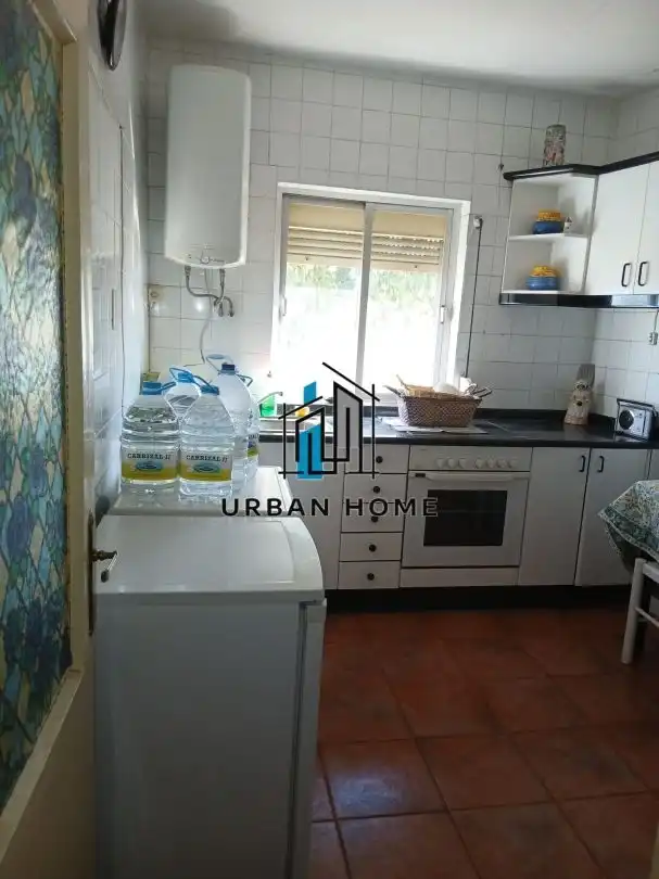 Cuina de Casa o xalet en venda en León Capital  amb Calefacció i Jardí privat