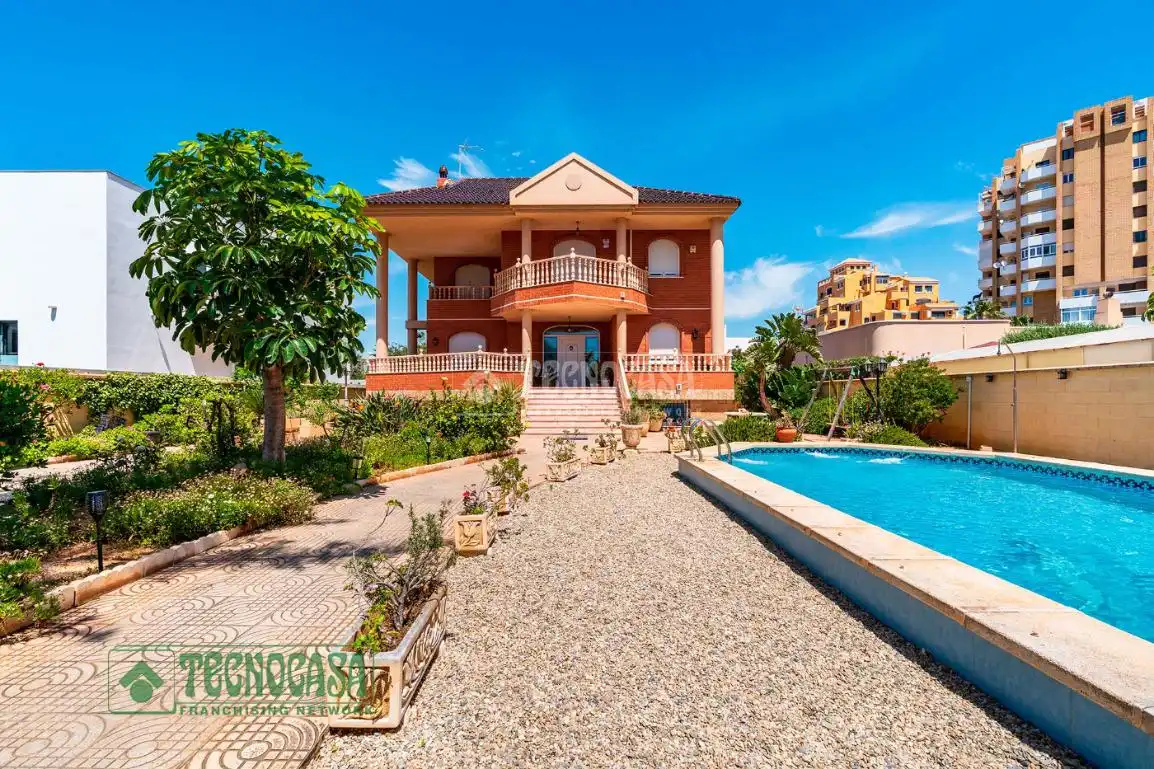 Vista exterior de Casa o xalet en venda en Roquetas de Mar amb Calefacció, Parquet i Terrassa