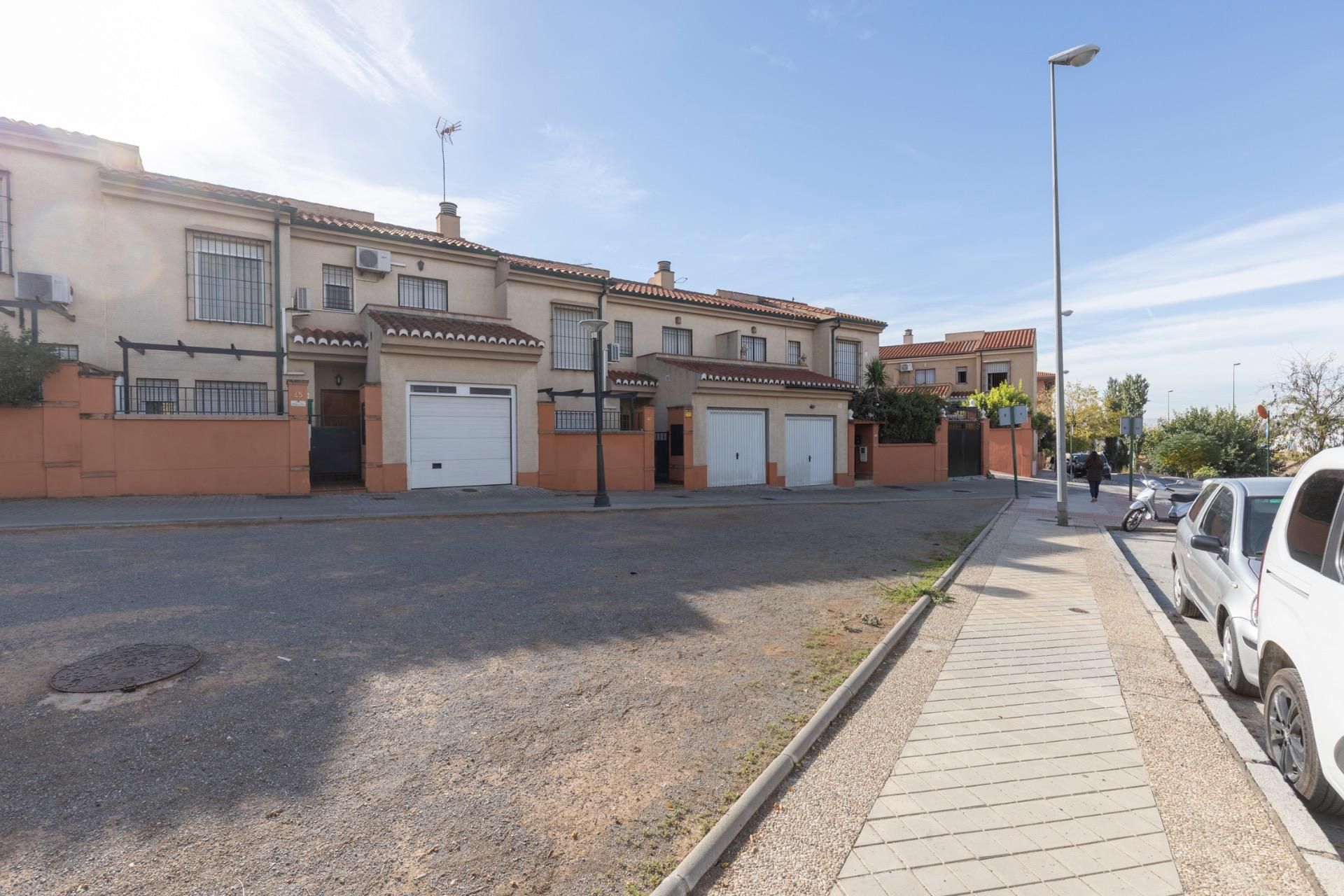 Exterior view of Single-family semi-detached for sale in  Granada Capital  with Air Conditioner, Heating and Terrace