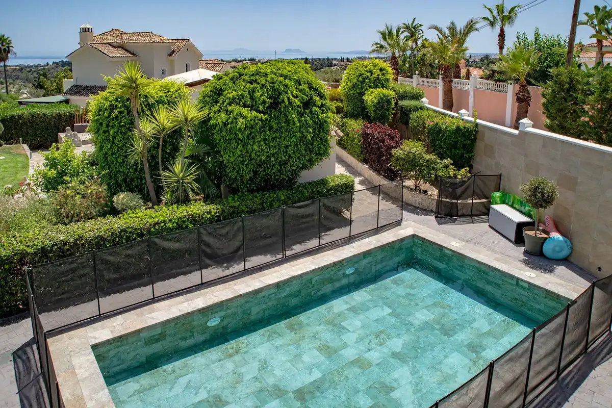 Casa con piscina en venta en Selwo