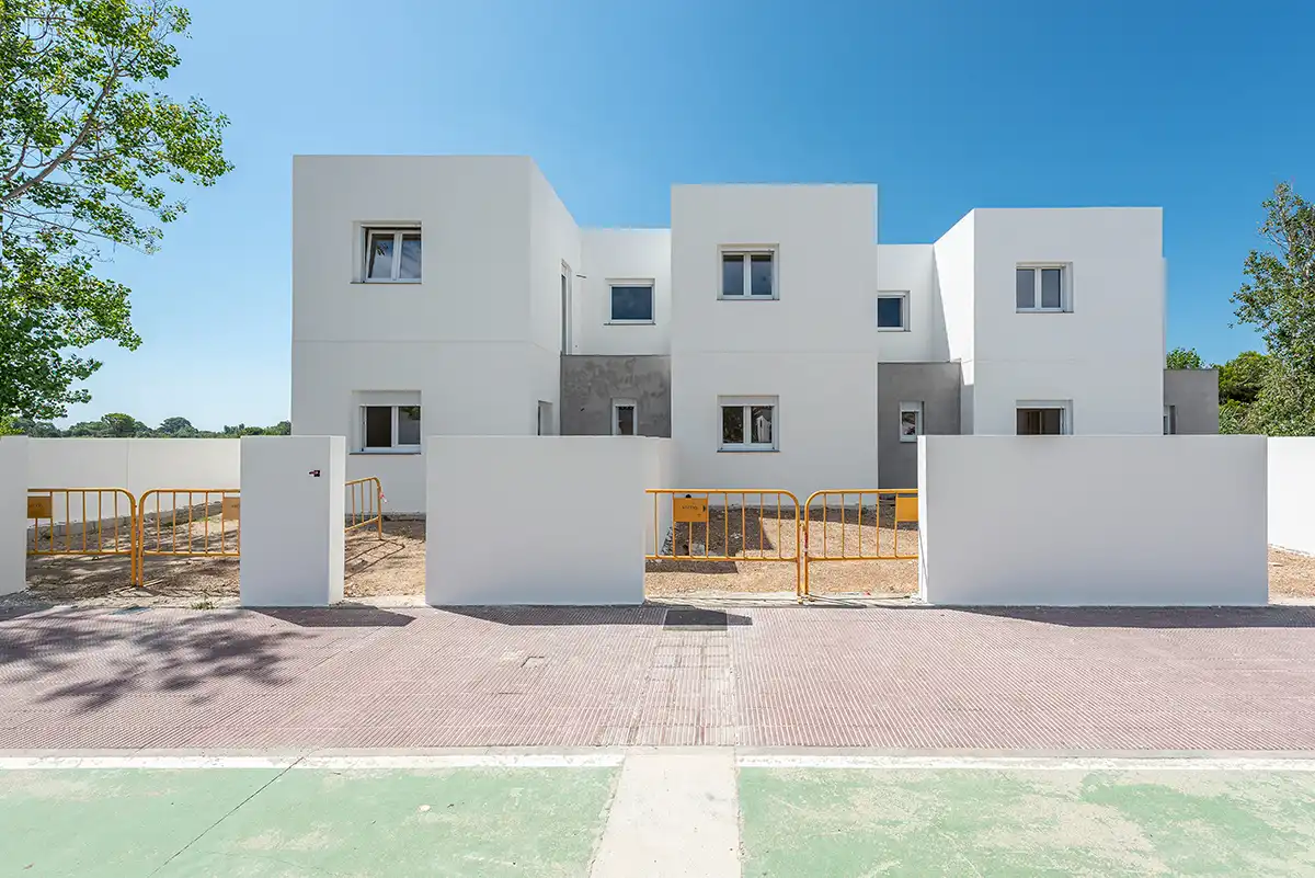 Vista exterior de Casa adosada en venda en Deltebre amb Calefacció, Jardí privat i Terrassa