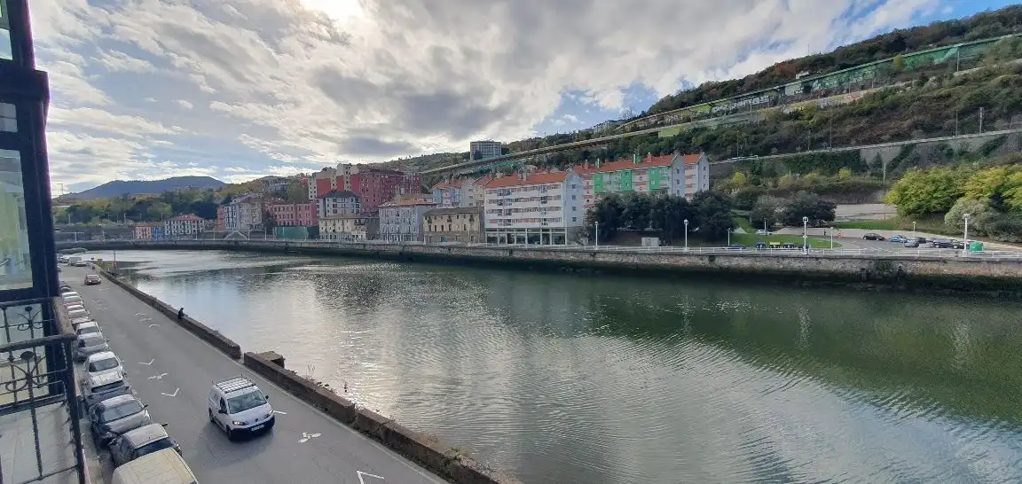 Vista exterior de Pis en venda en Bilbao  amb Calefacció, Traster i Balcó