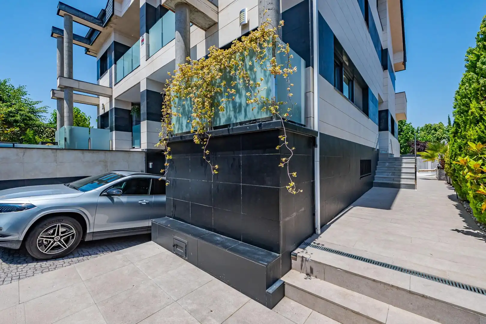 Vista exterior de Casa adosada en venta en Pozuelo de Alarcón con Aire acondicionado, Calefacción y Piscina