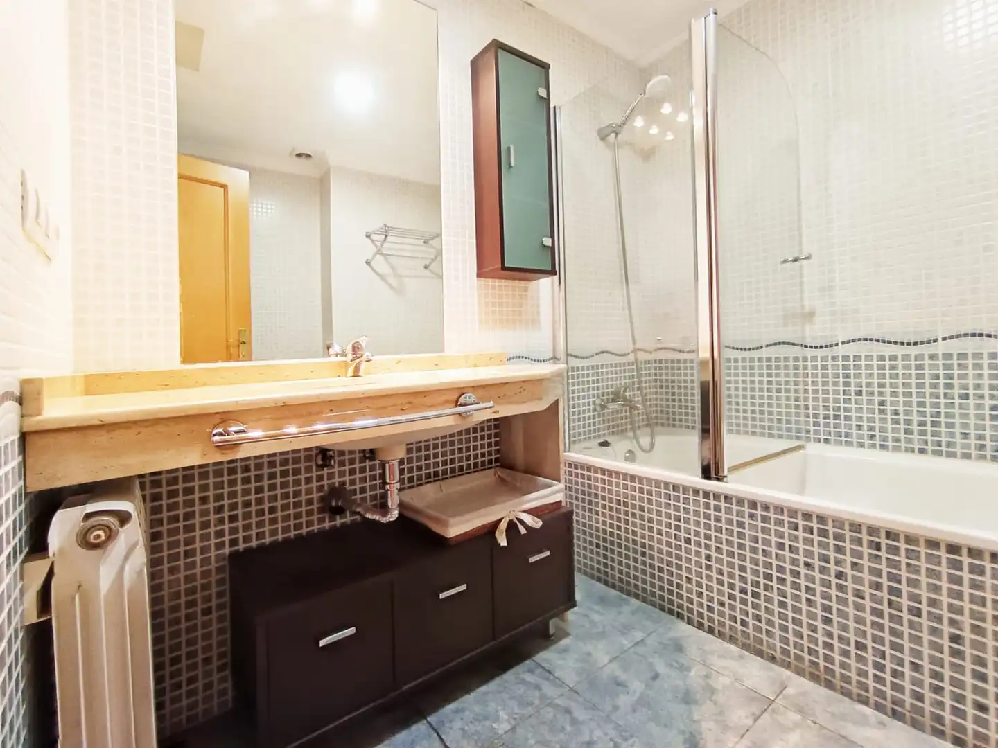 Badezimmer von Wohnung zur Miete in Pontevedra Capital  mit Heizung und Möbliert