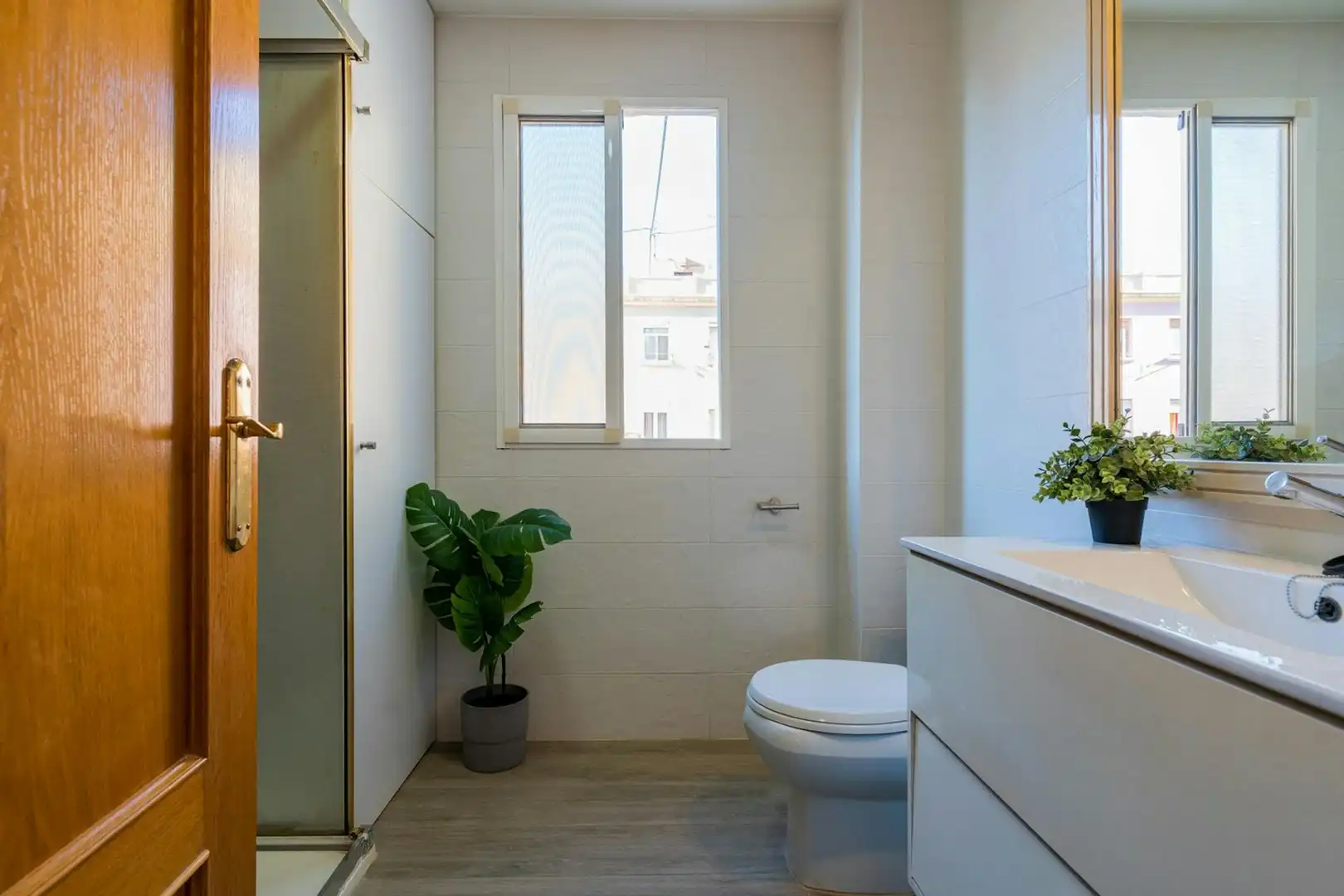 Bathroom of Flat for share in Valencia  with Furnished, Washing machine and TV