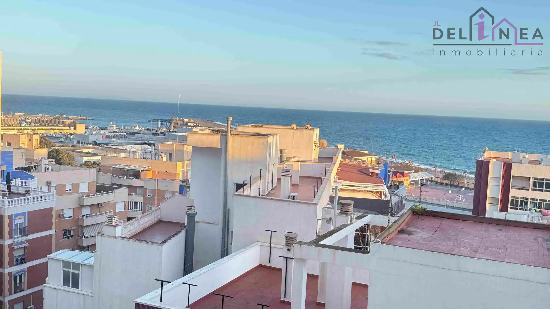 Vista exterior de Pis en venda en Adra amb Aire condicionat i Terrassa